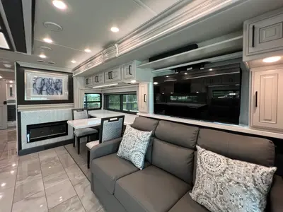 2027 Fleetwood Discovery LXE photo 14