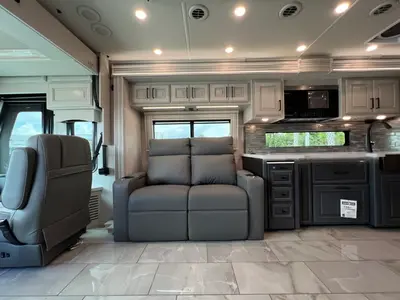2027 Fleetwood Discovery LXE photo 7
