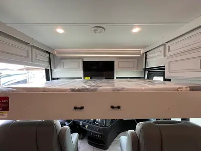 2027 Fleetwood Discovery LXE photo 4