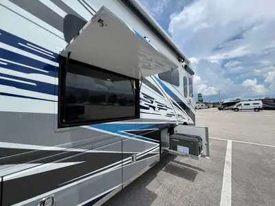 2027 Fleetwood Discovery LXE photo 28