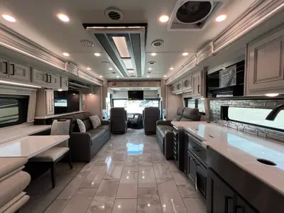 2027 Fleetwood Discovery LXE photo 3