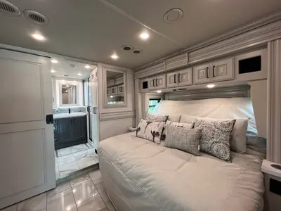 2027 Fleetwood Discovery LXE photo 21