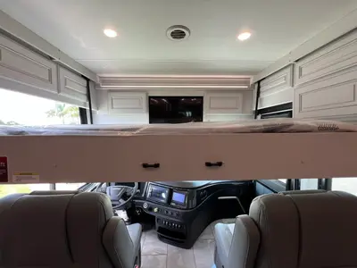 2027 Fleetwood Discovery LXE photo 4