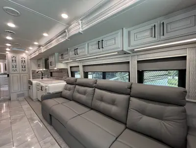 2027 Fleetwood Discovery LXE photo 6