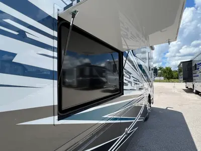 2027 Fleetwood Discovery LXE photo 29