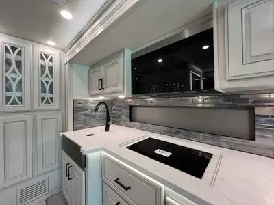 2027 Fleetwood Discovery LXE photo 9