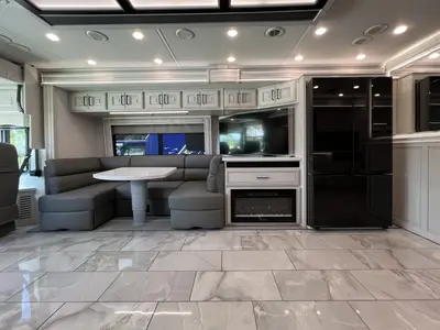 2027 Fleetwood Discovery LXE photo 16
