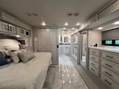 2027 Fleetwood Discovery LXE photo 19