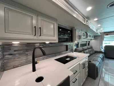 2027 Fleetwood Discovery LXE photo 10