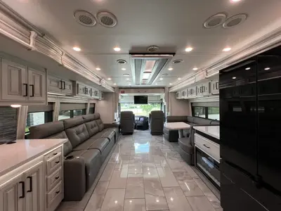 2027 Fleetwood Discovery LXE photo 3