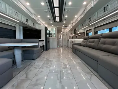 2027 Fleetwood Discovery LXE photo 5