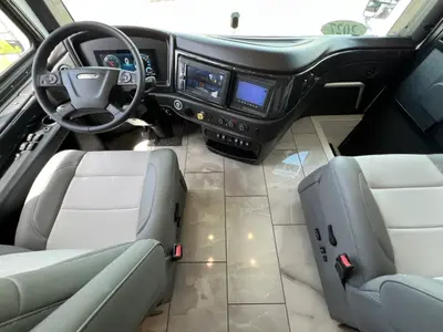 2027 Fleetwood Discovery LXE photo 2