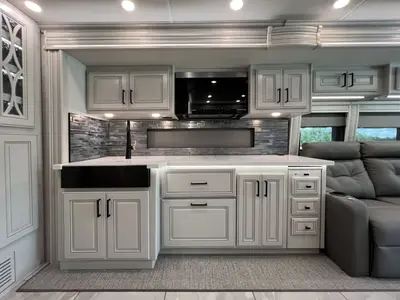 2027 Fleetwood Discovery LXE photo 8