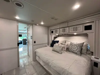 2027 Fleetwood Discovery LXE photo 21