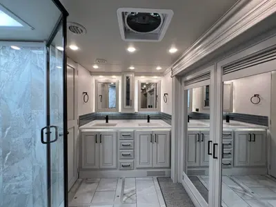 2027 Fleetwood Discovery LXE photo 23