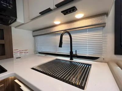 2027 Thor Motor Coach Quantum photo 11