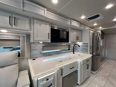 2027 Fleetwood Discovery photo 8