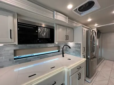 2027 Fleetwood Discovery photo 11
