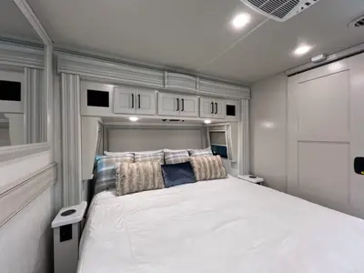 2027 Fleetwood Discovery photo 18