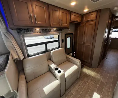 2021 Thor Motor Coach Omni photo 13