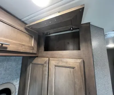 2021 Thor Motor Coach Omni photo 17