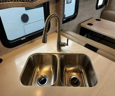 2021 Thor Motor Coach Omni photo 7