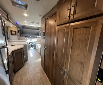 2021 Thor Motor Coach Omni photo 19