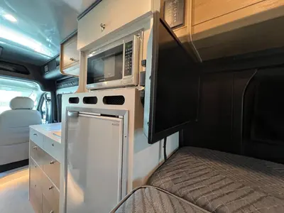 2024 Airstream Rangeline photo 10
