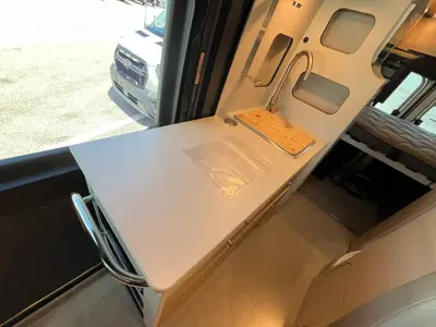 2024 Airstream Rangeline photo 9