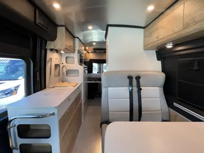 2024 Airstream Rangeline photo 7