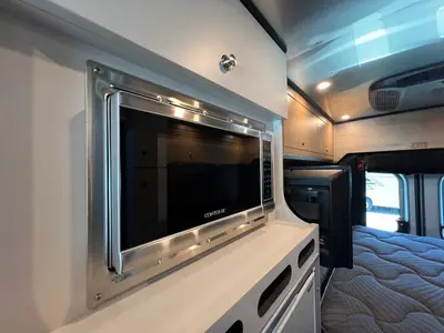 2024 Airstream Rangeline photo 12