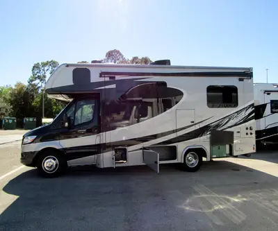 2022 Dynamax Corp Isata 3 Series photo 24
