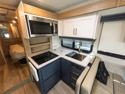 2027 Thor Motor Coach Quantum photo 11