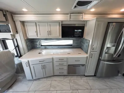 2027 Fleetwood Discovery photo 9