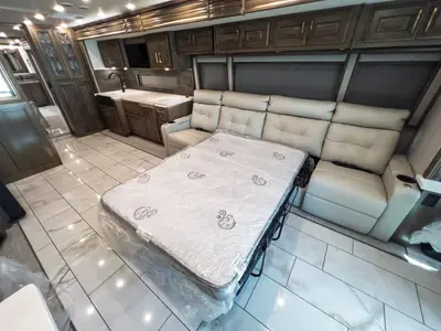 2027 Fleetwood Discovery LXE photo 8