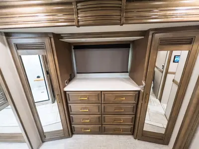 2027 Fleetwood Discovery LXE photo 16