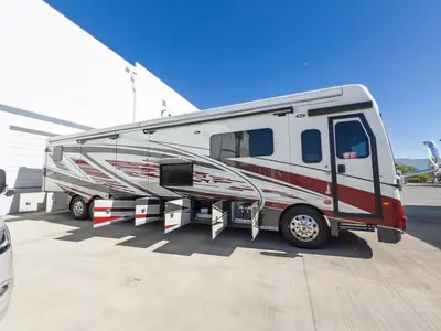 2027 Fleetwood Discovery LXE photo 22