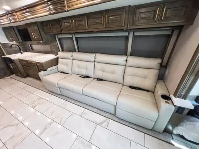 2027 Fleetwood Discovery LXE photo 7