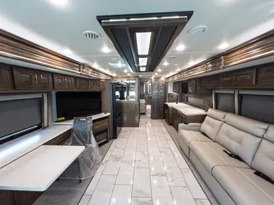 2027 Fleetwood Discovery LXE photo 5