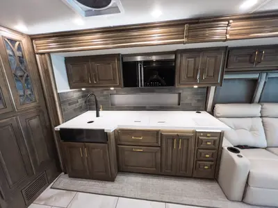 2027 Fleetwood Discovery LXE photo 11