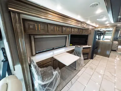 2027 Fleetwood Discovery LXE photo 9