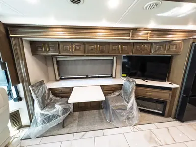 2027 Fleetwood Discovery LXE photo 10