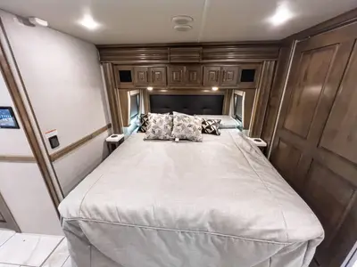 2027 Fleetwood Discovery LXE photo 15