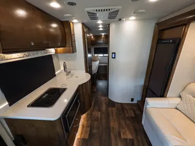 2019 Tiffin Motorhomes Wayfarer photo 5