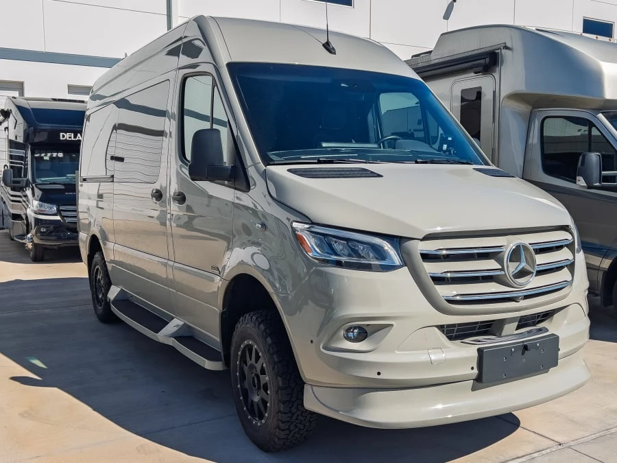 2025 Midwest Automotive Designs Luxe Cruiser exterior
