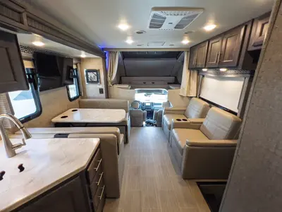 2022 Thor Motor Coach Magnitude photo 4
