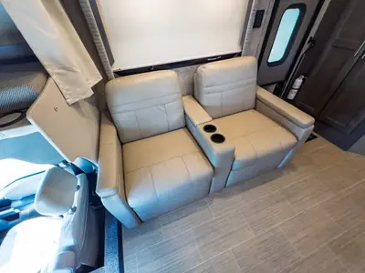 2022 Thor Motor Coach Magnitude photo 10