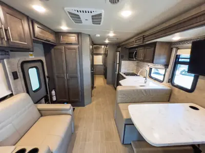 2022 Thor Motor Coach Magnitude photo 6