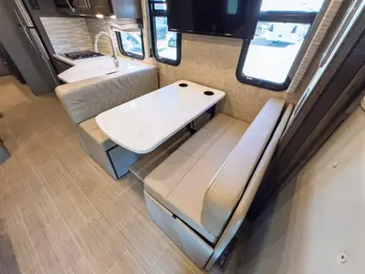 2022 Thor Motor Coach Magnitude photo 8