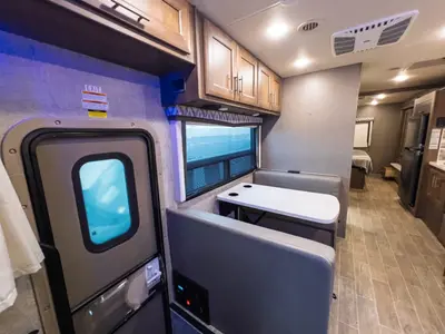 2021 Thor Motor Coach Omni photo 9